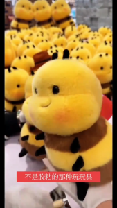 ของเล่นตุ๊กตาผึ้งน้อยน่ารัก หมอนนอน หมอนอิง โมเดลผึ้งนุ่ม ตกแต่งโซฟา ตุ๊กตาน่ารัก ของขวัญวันเกิดสำหรับผู้หญิง