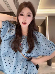 YUFUQING | เสื้อเชิ้ตแขนสั้นคอโปโลลายจุดสีฟ้าสไตล์เกาหลีสำหรับผู้หญิงในช่วงฤดูร้อน ทรงหลวม สไตล์ลำลอง เสื้อผ้าทำงาน โพลีเอสเตอร์ 100%