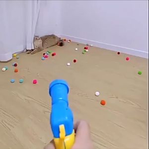 【CHANG】ปืนยิงแมว ปืนยิงลูกปอมๆ ของเล่นแมว ทนทานยืดหยุ่นสูง ลูกบอลของเล่นแมวตลกปิดเสียงยืดหยุ่น