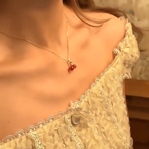 [จัดส่งในกทม] MOYENNE แฟชั่นเกาหลี สร้อยคอแฟชั่น สร้อยคอเชอร์รี่สีแดง ต่างหูพรีเมี่ยมเรียบง่าย บุคลิกภาพ หวานและเย็น คุณภาพสูง ใหม่ เครื่องประดับแฟชั่น 2024 NEW