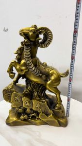 Tượng dê đứng bãi đá ngậm xâu tài lộc bằng đồng phong thủy DxRxC: 30x15x42cm nặng 7.5kg