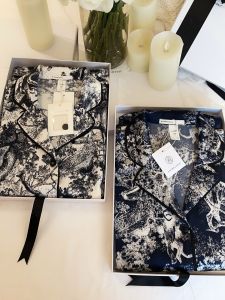 ชุดนอนผ้าไหมแบรนด์หรูสําหรับผู้หญิงแขนยาว High-End Feeling เสื้อผ้าหน้าแรกพร้อมพิมพ์ลายดอกไม้พืช