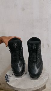 Sepatu Safety Boot Pria Kulit Sapi 100% King Ramses Tali Putar Oil Resistan Ujung Besi