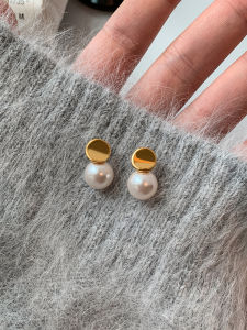 Elegant White Pearl Silver Needle French Style Womens Earrings Autumn Winter Luxury Design High-End Feeling Large Atmosphere Hoops