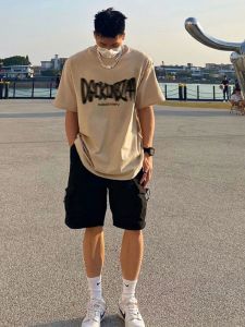 เสื้อยืดแขนสั้นทรงหลวมสไตล์อเมริกันสำหรับผู้ชาย ฤดูร้อน 2025 ใหม่ เสื้อยืดคอกลมพิมพ์ลายแฟชั่นสำหรับวัยรุ่น