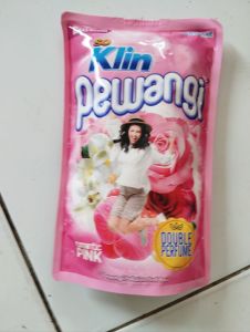Pewangi pakaian soklin romantic pink 800ml