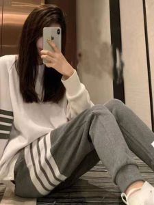 Bộ Đồ Thể Thao Nữ 2025 Xuân Thu Mới Rộng Rãi Bốn Sọc Cỡ Lớn Sinh Viên Thường Ngày Đa Năng Hai Mảnh Polyester Dài Tay Cổ Tròn