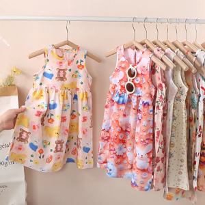 🐻🐇👗2025 ใหม่! เด็กผู้หญิงชุดเดรสยาวสไตล์เจ้าหญิง ลายดอกไม้+การ์ตูนน่ารัก แขนกุดเบาๆ สวมสบาย ชุดเด็กอินเทรนด์ซัมเมอร์✨