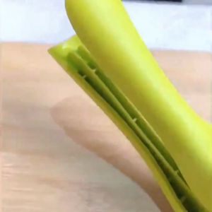 Dual Purpose Kitchen Garlic Press Plastic Handle Manual Sliced Mashed Cutter Mincer For Cooking Handheld Gadget AT