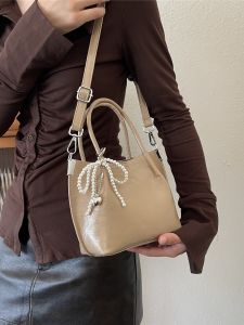 กระเป๋าถือแบบถ้วยสีเงินสำหรับผู้หญิง กระเป๋าสะพายไหล่แบบลำลองทันสมัย กระเป๋าถือแบบถ้วยสำหรับใส่ของใช้ในครัวเรือน กระเป๋าถือแบบลำลองสำหรับผู้หญิง