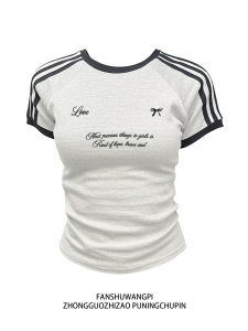 เสื้อยืดแขนสั้นทรงสลิมฟิตสำหรับผู้หญิงในช่วงฤดูร้อนปี 2025 ทรงเข้ารูป ลายทางสีตัดกัน สไตล์ย้อนยุค เสื้อผ้าทำงานสไตล์เกาหลี