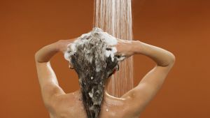 LUSH แชมพู ยาสระผม สูตรเกลือ SQUEAK SHAMPOO - ชุดยาสระผม สูตรเกลือ อันดับสูตรเกลือ LUSH