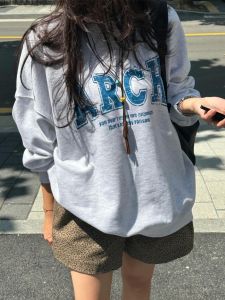 เสื้อสเวตเตอร์คอกลมแขนยาวหลวมๆ สไตล์เกาหลี ฤดูใบไม้ร่วง 2024 เสื้อสเวตเตอร์คอกลมพิมพ์ลายคลาสสิก ทรงหลวม สำหรับผู้หญิง อายุ 18-24 ปี