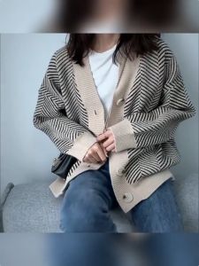 เสื้อคาร์ดิแกน แขนยาว แฟชั่นฤดูใบไม้ร่วงย้อนยุค ถักนิตติ้ง ทรงหลวม   คลุม ไหม พรม พลัสไซส์ ไอศกรีม  ซักด้วยเครื่องได้ ไฮสตรี