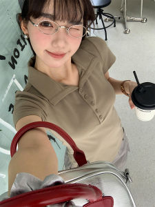 เสื้อยืดคอโปโลผู้หญิงแขนสั้นทรงสลิมฟิตดีไซน์ฤดูร้อน 2025 ดีไซน์เก๋ไก๋ เสื้อยืดแขนสั้นผู้หญิง