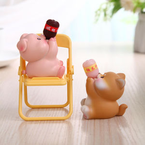 ตุ๊กตาหมูตันที่มีความสุขของตั้งโชว์ดื่มโคล่าของขวัญจบการศึกษาการควบคุมอารมณ์คลายเครียดโกรธบนโต๊ะคอมพิวเตอร์