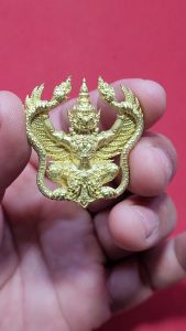 หลวงพ่อสนั่น วัดกลางราชครูธาราม พญาครุฑหยุดนาค รุ่น“เลื่อนขั้นเศรษฐี” เลข 23 เนื้อทองชนวน สร้างเพียง 999 องค์ ปี2562 พระเครื่อง แท้ ยอดนิยม สะสม บูชา โชคดี Amulet