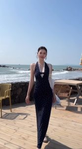 เดรสยาว คล้องคอ สีกรม เปิดหลัง แต่งผ้าลูกไม้รอบคอ กระโปรงทรงเอ ผ้าโพลิเอสเตอร์ พิมพ์ลายกราฟฟิค ใส่สบาย Dress ชุดไปคาเฟ่ #8130