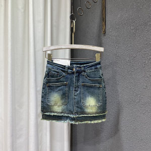 กระโปรงยีนส์ทรงเข้ารูปเอวสูงสไตล์ย้อนยุค กระโปรงสั้นผู้หญิงฤดูร้อนปี 2024 ผ้าเดนิม กระโปรงทรงเอสีพื้น ความยาวสั้น สไตล์สตรีท