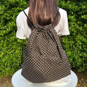 กระเป๋าเป้สะพายหลังลายจุด 👀🖤🤍🤎