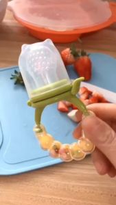 จุกใส่ผลไม้ สำหรับเด็ก จุกหลอก จุกซิลิโคน ยางกัด ดูดผัก ผลไม้ ด้ามจับมีเสียง จุกนมเด็ก