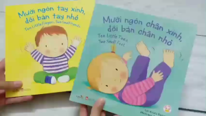 Sách tranh ehon song ngữ Anh Việt - Mười ngón tay xinh Đôi bàn tay nhỏMười ngón chân xinh đôi bàn chân nhỏ - Vizibook