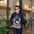 pakaian pria lengan panjang batik solo Jokowi hitam. 