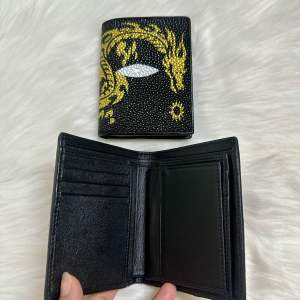 Ví nam da cá đuối thật in hình rồng nhả ngọc kích thước ngang 9cm- cao 12cm