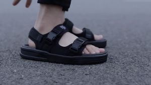 ใหม่รองเท้าแตะผู้ชายสไตล์เกาหลี 39-44 รองเท้าชายหาดส้นหนา รองเท้าแตะลุยชายระบายอากาศแบบสบายๆ