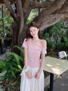 เสื้อยืดแขนสั้นสีชมพูสำหรับผู้หญิง ทรงเข้ารูป ดีไซน์เก๋ไก๋ คอเฉียง แขนกุด ทรงเข้ารูป แขนสั้น คอตั้ง ทรงเข้ารูป