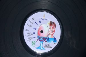 1 แผ่นเสียง 12นิ้ว v50 ยุ้ย จริยา A แฟมิลี่ B แผ่นสวย VG++ ริ้วรอยบาง เสียงรอยกวน ล้างทำความสะอาด รูปแบบแผ่นล้างที่ปกแจกVG++