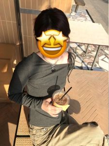 เสื้อยืดแขนยาวทรงสลิมฟิตสำหรับผู้หญิงในช่วงต้นฤดูใบไม้ร่วง 2024 ใหม่ ดีไซน์กระโปรงสั้น หวานและเผ็ดร้อน เสื้อผ้าทำงานสไตล์เกาหลี