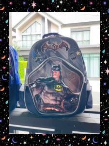 🦸 แนะนำเลยจากใจ เป้นักเรียน HERO ขนาด 14 นิ้ว มีช่องซิปใส่ของ 3 ช่อง มีช่องข้างใส่กระติกน้ำ