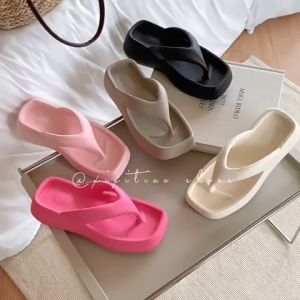QJshop สินค้าเข้าใหม่ รองเท้าหูหนีบแฟชั่นสไตล์เกาหลีที่มาพร้อมกับรูปทรงสุดล้ำนำเทรนแน่นอน วัสดุทำจากยางคุณภาพดีไม่เจ็บเท้าเวลาสวมใส่ รีบจัดเพื่อเป็นเจ้าของกันได้แล้ว