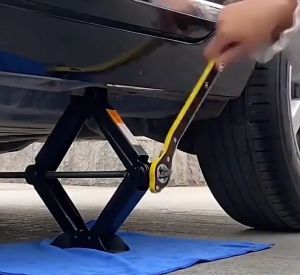 Kunci Dongkrak Mobil Universal Jack Ratchet Wrench Besi Kunci Pas Mobil