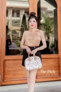 เสื้อแขนกุดคอปีนผูกโบว์ เนื้อผ้าซาตินเงาสวยมาก ผ้าพริ้วทิ้งตัวใส่สบาย