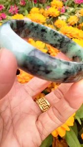 กำไลหยกพม่า ทรงท้องปลิง ลายธรรมชาติ หยกพม่า เกรด ขนาดเส้นผ่านศูนย์กลางวงใน 59 มม