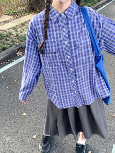 เสื้อเชิ้ตลายสก็อตสีน้ำเงินสไตล์ญี่ปุ่นย้อนยุคสองกระเป๋าสำหรับผู้หญิง ทรงหลวม ดีไซน์เรียบง่าย สไตล์ลำลอง ฤดูใบไม้ร่วง 2024
