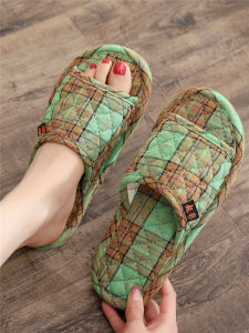 รองเท้าแตะผ้าฝ้ายแท้ลายสก็อตสำหรับใส่ในบ้าน รองเท้าแตะพื้นผ้าสำหรับใส่ในบ้านสำหรับคู่รัก รองเท้าแตะพื้นไม้สำหรับฤดูใบไม้ผลิและฤดูร้อน รองเท้าแตะแบบไม่มีเสียง สามารถซักได้