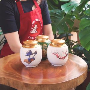 Hũ đựng trà bằng sứ men trắng nắp vàng kim sang trọng - họa tiết sen hoặc hoa đào