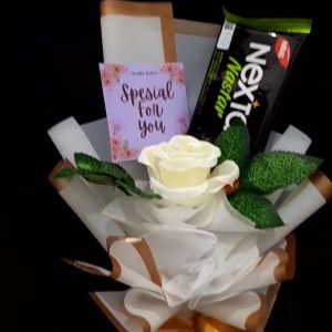 Buket Snack & Mawar Tangkai: Kado Ultah Wisuda yang Spesial