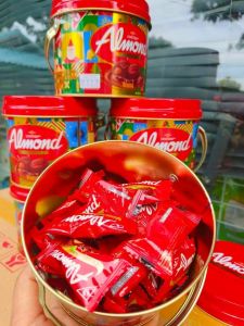 “อัลมอนด์ช็อกโกแลต ถังใหญ่ / Almond Chocolate ถังลายปีใหม่ ของขวัญปีใหม่ พร้อมส่ง เก็บเงินปลายทาง” ซื้อ2ถัง ลดทันที