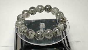 สร้อยข้อมือแก้วขนเหล็ก