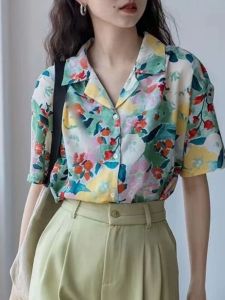 เสื้อเชิ้ตแขนสั้นพิมพ์ลายสตรีทสไตล์ลำลองสำหรับผู้หญิง เสื้อเชิ้ตคอปกปิดหน้าอกแบบหลวมๆ แขนสั้น ฤดูใบไม้ผลิ 2025
