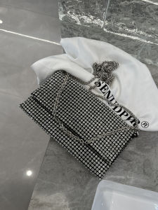 กระเป๋าสตางค์ทรงสี่เหลี่ยมกลวงสะพายข้างด้านล่างประดับคริสตัล กระเป๋าสะพายข้างสำหรับผู้หญิง ของขวัญวันเกิด กระเป๋าแฟชั่นฤดูร้อน 2024