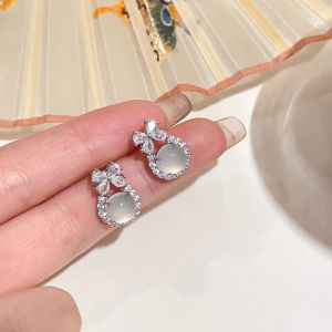 ต่างหูไข่มุกประดับเพชรเทียม 925 เงินแท้ ต่างหูผูกโบว์ผีเสื้อแบบน้ำแข็งสำหรับผู้หญิง เครื่องประดับแฟชั่นระดับไฮเอนด์