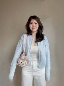 เสื้อคาร์ดิแกนถักสีฟ้าอ่อนนุ่มสไตล์เกาหลีสำหรับผู้หญิง ฤดูใบไม้ร่วง 2024 เสื้อแจ็คเก็ตสั้นทรงพอดีตัว สไตล์เรียบง่าย แขนยาว ปกตั้ง