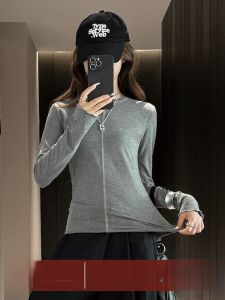 MiiOW | เสื้อยืดคอกลมทรงสลิมฟิตสำหรับผู้หญิง MiiOW Cat Lady เสื้อเชิ้ตแขนยาวทรงสลิมฟิตสไตล์เกาหลีสำหรับฤดูใบไม้ผลิและฤดูใบไม้ร่วง