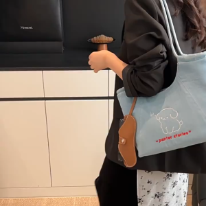 EchoBliss  กระเป๋าโท้ทลายการ์ตูนลูกสุนัขรุ่นใหม่ยอดนิยมในฤดูใบไม้ผลิของปีนี้กระเป๋าสะพายไหล่ศิลปะสำหรับพร็อพความจุขนาดใหญ่สำหรับผู้หญิง