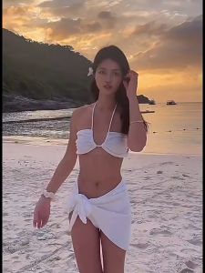 ชุดว่ายน้ําบิกินี่ สีแดงกุหลาบ เหมาะกับวันหยุดริมทะเล 53265